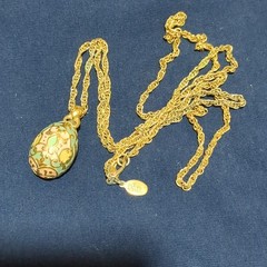 Avon Signed Gold Tone Rope Chain Necklace Green Enamel Teardrop Pendant