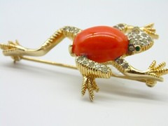RARE Vintage Signed NETTIE ROSENSTEIN ~ Coral Glass & Rhinestone FROG BROOCH PIN