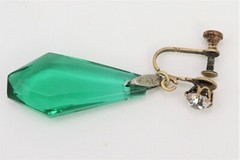 SINGLE Vintage unsigned Miriam Haskell Earring Gripoix Green Glass Screwback
