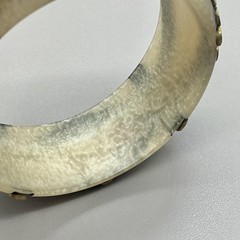 Bracelet White Beige Gold Tone Studded Bangle Womens 7 Inch Fashion Jewelry