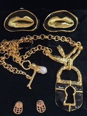 French Vintage Dove & Lock High Gloss Designer Necklace & GOLD LIPS Earring SET