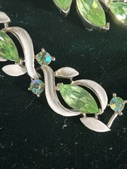 Signed LISNER 3pc Demi Parure Set Green Rhinestone Leaf Brooch Bracelet Earrings