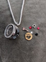 Unbranded Necklace Round Floating Locket Pendant w/ 7 Charms Family Love 32″+2″