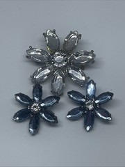Bundle of 3 brooches Flower shape clear and light blue colour 3.5×3.5 2.5×2.5cm