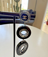 SINGLE CHANEL 60S-STYLE DROP-DISC EARRING BLACK AND SILVER MIRROR WITH CC LOGO