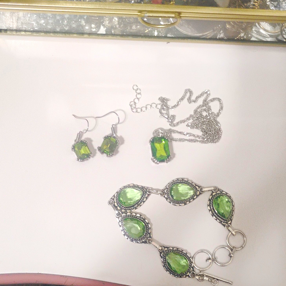 Green Crystal Silver Tone Set Necklace Pendant Earrings Bracelet