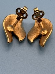 Vintage Crown TRIFARI Gold Tone Leaf Clip On Earrings – 1960s Mid Century Modern