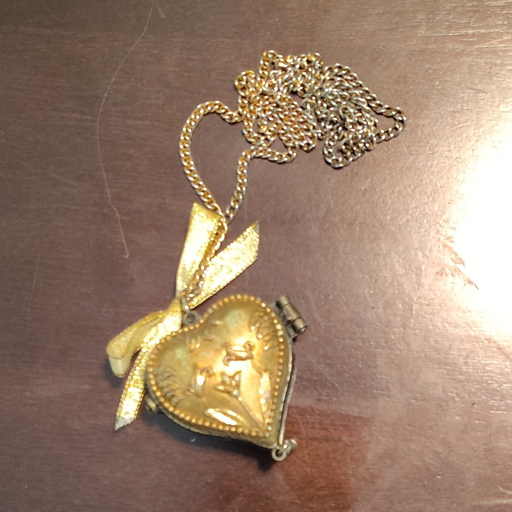 Vintage Heart Photo Locket Pendant Necklace Gold/Silver Tone Chain Love Theme